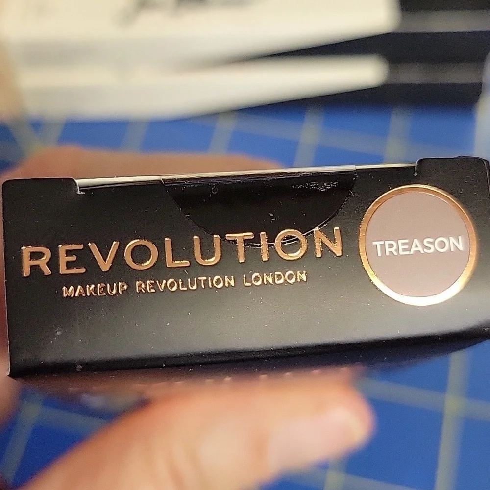 Revolution Retro Luxe Matte Lip Contour Kit Bold Treason 2 Piece New